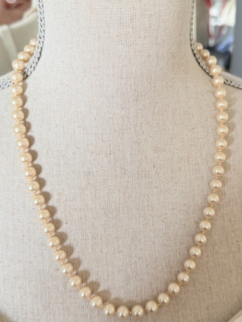 Vintage Classic Cream Pearl Necklace with silver clasp